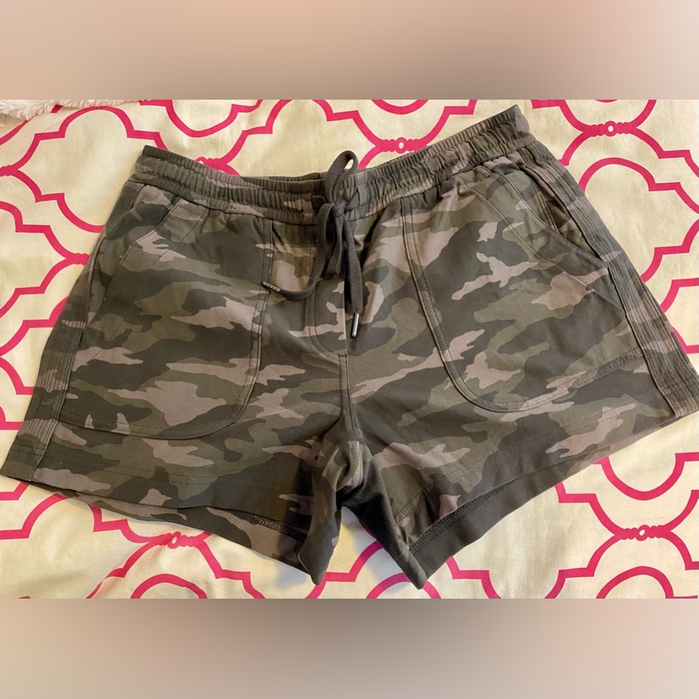 Athleta Faralllon Camo Shorts Sz 12